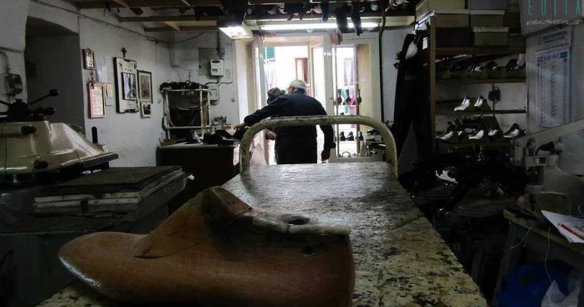 Noci, il laboratorio di Rocco: l'ultimo del barese in cui le scarpe si fanno ancora a mano